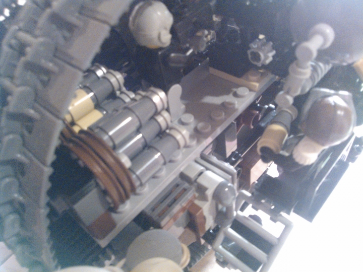 LEGO MOC - Steampunk Machine - Штурмовая самоходная установка.: Правый борт, наводчик и заряжающий в работе. В боекомплекте размещен 21 снаряд в трех барабанах, + уже 8 снаряженных. Затвор пушек при заряжании откидывается вверх.