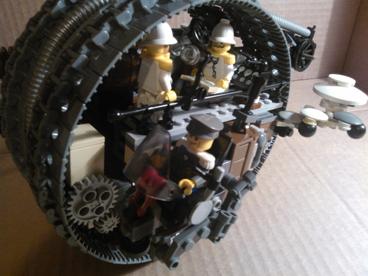 LEGO MOC - Steampunk Machine - Штурмовая самоходная установка.: Командиры смотрят на карту и в трубу, отдавая приказы.