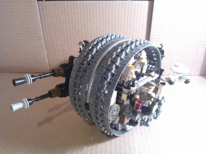 LEGO MOC - Steampunk Machine - Штурмовая самоходная установка.: В общем колесо немного похоже на аппарат генерала Гривуса, однако делался не по его прототипу.
