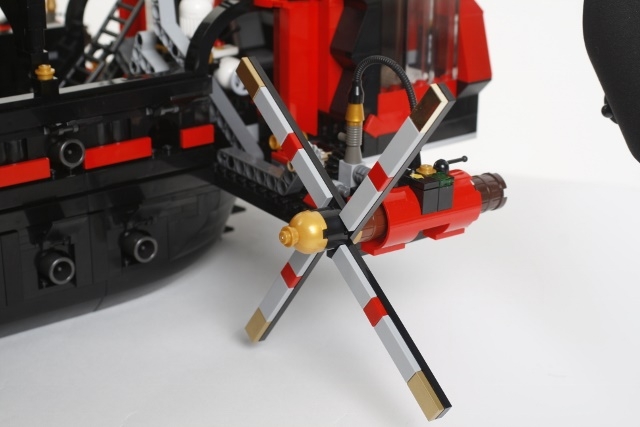 LEGO MOC - Steampunk Machine - ЛК-041м : а вот один из боковых двигателей с винтом, благодаря ему кораблю движется вперед быстрее. Кроме того, он имеет еще одно положение - благодаря которому корабль может набрать высоту. к сожалению фото со вторым положением не получилось (на другом фото будет немного видно данное положение винта). 