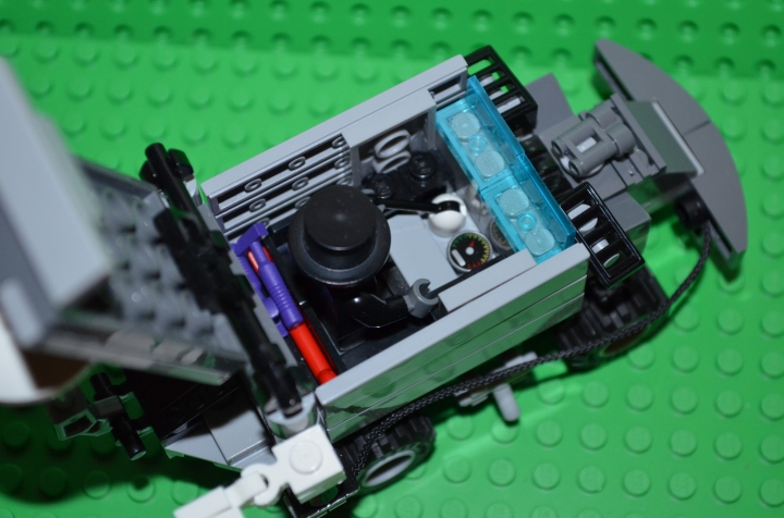 LEGO MOC - Steampunk Machine - 'Автомобиль 19 века ': В салоне нет ничего особенного. Там есть: рычаг, пульт управления, ящик с инструментами.