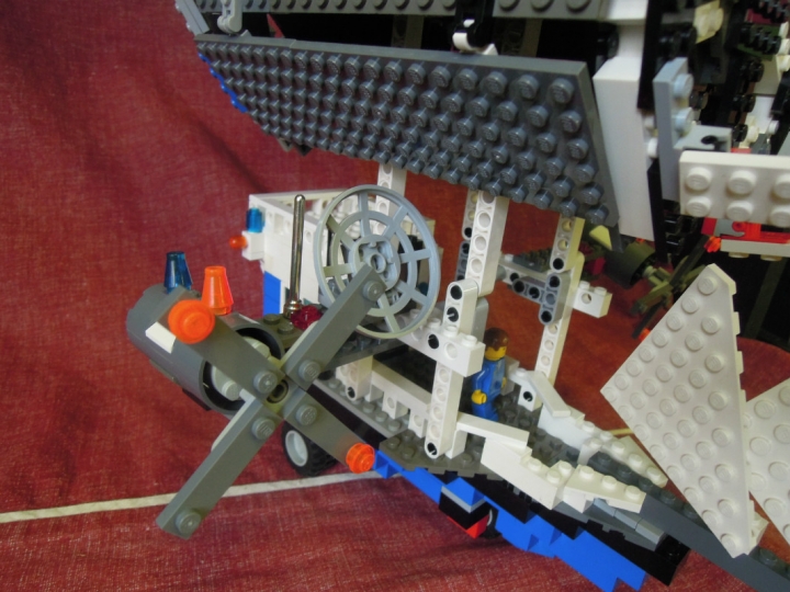 LEGO MOC - Мини-конкурс 'Битва Дирижаблей' - Дирижаблекорабль для путешествий.: Для взлёта с земли используются двигатели с большими винтами