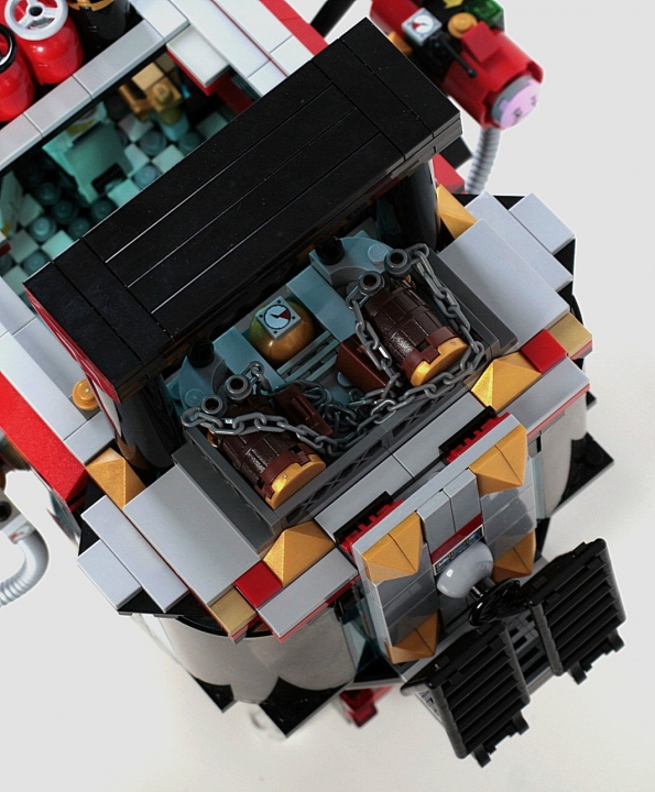 LEGO MOC - Мини-конкурс 'Битва Дирижаблей' - Игла: Осмотрим заднюю верхнюю часть кабины, тут располагается багажное отделение, пара бочек и несколько чемоданов легко там помещаются. Также можно увидеть две выдвижные лестницы перед автоматической дверью перед входом в кабину.