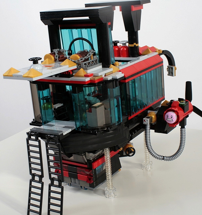 LEGO MOC - Мини-конкурс 'Битва Дирижаблей' - Игла: Автоматическая дверь поднимается, занимает крайнее верхнее положение и теперь можно легко попасть внутрь кабины. 