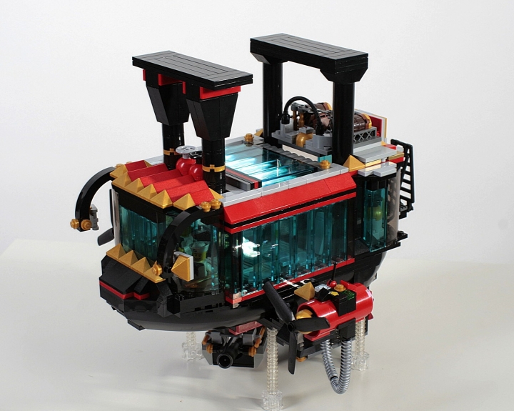 LEGO MOC - Мини-конкурс 'Битва Дирижаблей' - Игла: Кабина дирижабля по всему периметру имеет специальное стойкое стекло, не позволяющее солнечным лучам слепить экипаж и пассажиров.