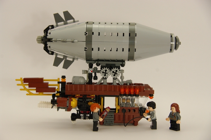 LEGO MOC - Мини-конкурс 'Битва Дирижаблей' - Дирижабли в Хогвартсе: Гарри и его дружок Рон, конечно, в деле: вот, как раз, последние приготовления к старту..