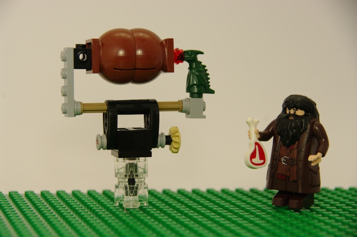 LEGO MOC - Мини-конкурс 'Битва Дирижаблей' - Дирижабли в Хогвартсе: А Хагриду (он тоже занимался в кружке) было все равно, на чем там будут летать в будущем - главное, Норберта к делу приспособил! Может, разрешат оставить его в Хонвартсе?