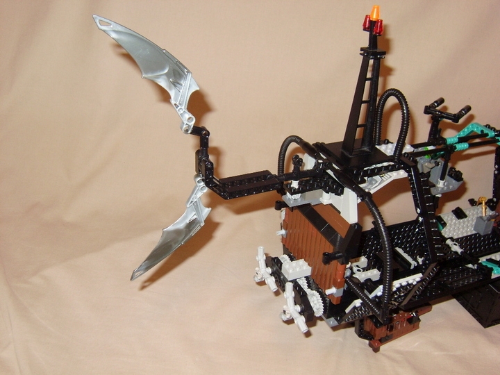 LEGO MOC - Мини-конкурс 'Битва Дирижаблей' - Небесная Акула: Тяговые пропеллеры и акулий хвост,отвечающий за маневрирование машины в небе.Поворот этого хвоста производится путем увеличения давления в одном из приводящих цилиндров и уменьшения в другом.Цилиндры через длинные трубы соединены с паровыми котлами,установленными внутри дирижабля.