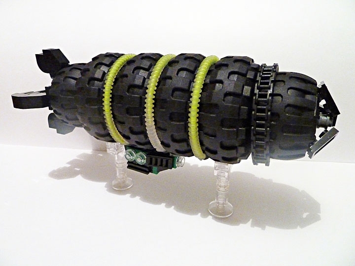 LEGO MOC - Мини-конкурс 'Битва Дирижаблей' - Black Owl - Чёрный Филин: Этот дирижабль имеет очень прочную оболочку баллона, которая не позволяет так просто сбить 'Филина'. Но с другой стороны, казалось бы, как может взлететь такая тяжёлая махина? Тут всё очень просто - баллон дирижабля заполнен анобтаниумом, который, как известно, очень лёгкий газ.	<br />
