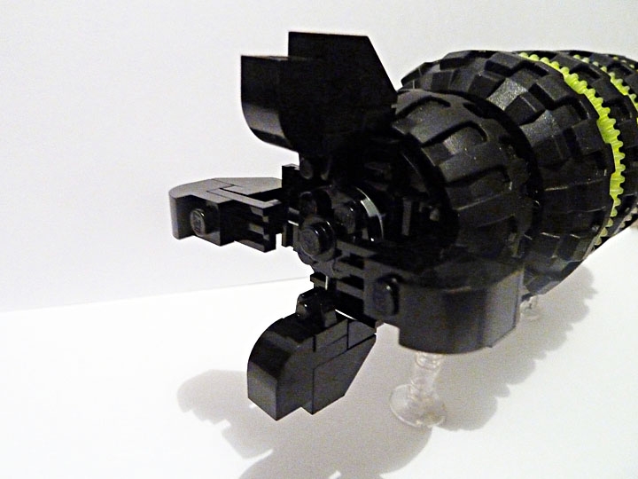 LEGO MOC - Мини-конкурс 'Битва Дирижаблей' - Black Owl - Чёрный Филин: В представлении того времени дирижабль отнюдь не является олицетворением научно-технического прогресса: существуют многие в несколько раз лучшие летательные аппараты. Не смотря на это, 'Филин' был насыщен передовыми технологиями - например, система управления 'RT-SS_78' была впервые использована именно на нём.	