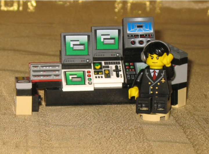 LEGO MOC - Мини-конкурс 'Битва Дирижаблей' - Дирижабль «Дипломат»: Петрович, пшёл вон! Не мешай работать!<br />
<br />
Ладно, Вань, остынь!<br />
<br />
А между тем, за столом, велась важнейшая дисскусия:
