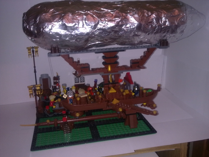 LEGO MOC - Мини-конкурс 'Битва Дирижаблей' - Дирижабль гномов: Вместе они спроектировали модель первого дирижабля, и вот он стоит на пусковой площадке и ждет своего первого поднятия в воздух.