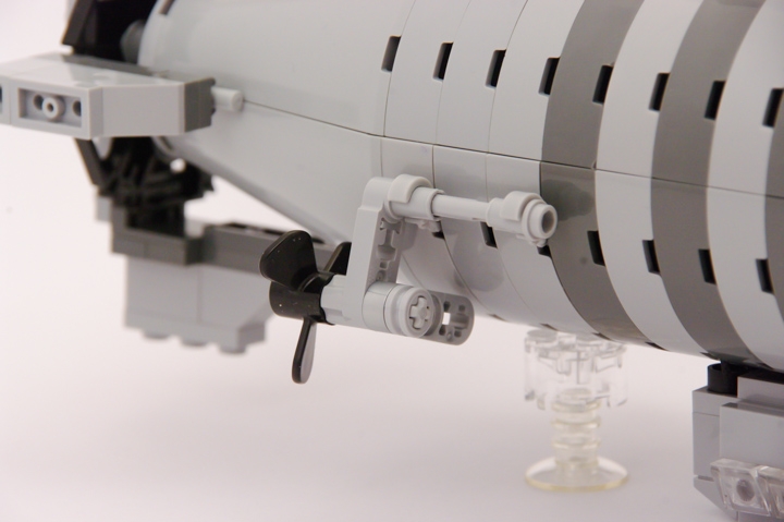 LEGO MOC - Мини-конкурс 'Битва Дирижаблей' - Гоночный дирижабль 'Стремительный': 'Два таких мощных электромотора для небольшого дирижаблика - это даже слишком!', - могут подумать обычные люди.