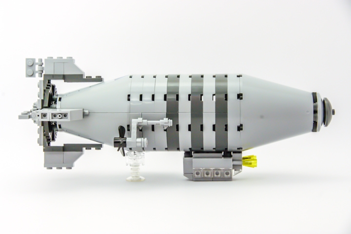 LEGO MOC - Мини-конкурс 'Битва Дирижаблей' - Гоночный дирижабль 'Стремительный': Но это же гоночный дирижабль! А для гонщиков нет слова 'слишком', если речь идет о скорости!<br />
Отличные пропорции, элегантная кабина, суперяркие фонари, изящные стабилизаторы с элеронами - миллионеры, обратите внимание: такая воздушная яхта удовлетворит самый взыскательный вкус!