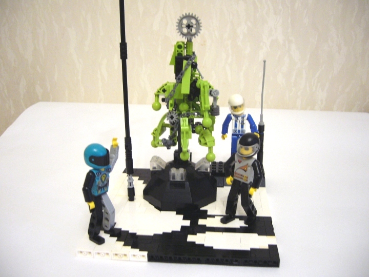 LEGO MOC - Новогодний Кубик 2014 - Встреча Нового Года в Кибер-мире: <br />
Однажды в конце 2013 года двое давних друзей: летчик и гонщик решили проведать своего друга киборга, который жил в измерении Y и не раз выручал приятелей.