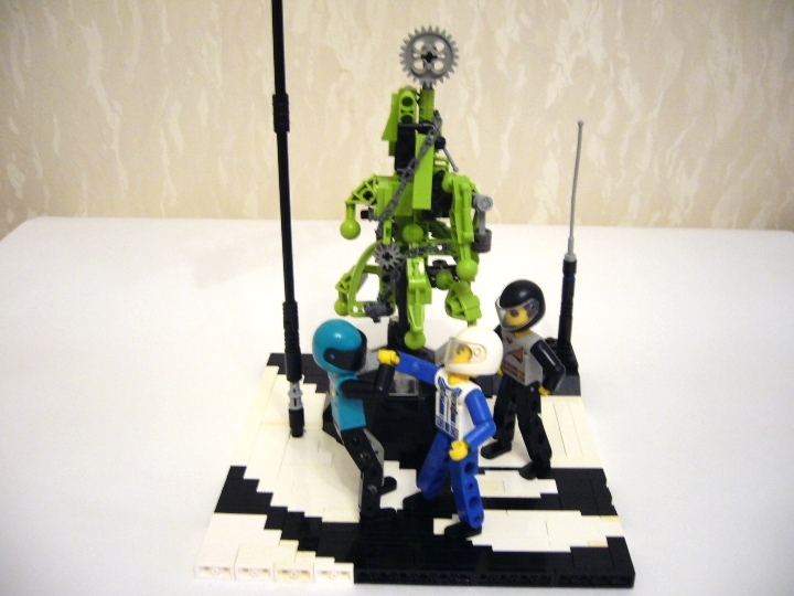 LEGO MOC - Новогодний Кубик 2014 - Встреча Нового Года в Кибер-мире: Старину летчика киборг поприветствовал так сильно что тот чуть не упал, но все обошлось.