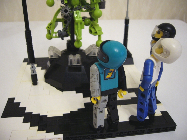 LEGO MOC - Новогодний Кубик 2014 - Встреча Нового Года в Кибер-мире: Вдруг, необычный шум отвлек приятелей и обратил их взоры вверх.