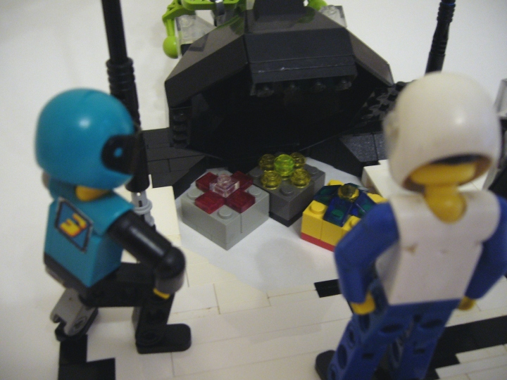 LEGO MOC - Новогодний Кубик 2014 - Встреча Нового Года в Кибер-мире: Когда друзья опустили головы то, с удивлением обнаружили что елка открылась и предстваила их взору необычные подарки!