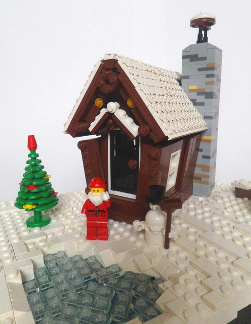 LEGO MOC - Новогодний Кубик 2014 - Домик Деда Мороза: Дед Мороз и Снеговик приветствуют вас.