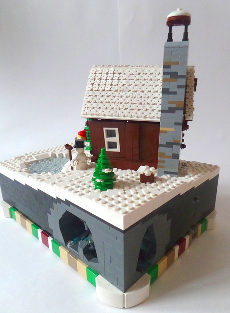 LEGO MOC - Новогодний Кубик 2014 - Домик Деда Мороза: Здесь видна небольшая пещера.