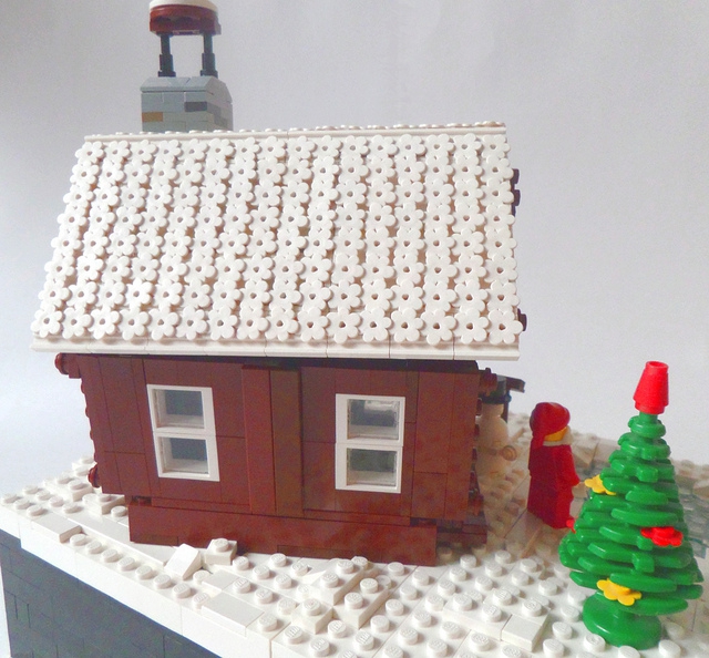 LEGO MOC - Новогодний Кубик 2014 - Домик Деда Мороза: Именно после того как я додумался до такого использования белых цветков, я определился с выбором постройки.