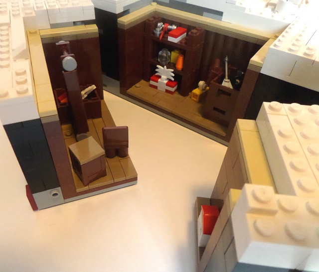 LEGO MOC - Новогодний Кубик 2014 - Домик Деда Мороза: Домик снимается вместе с небольшим участком земли, после чего основу можно раскрыть на три части, дабы посмотреть, что же находится внизу.