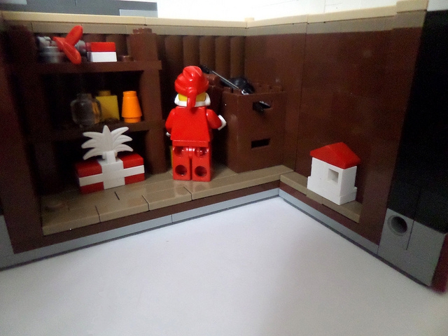 LEGO MOC - Новогодний Кубик 2014 - Домик Деда Мороза: Здесь у Деда Мороза склад подарков. Чего здесь только нет!