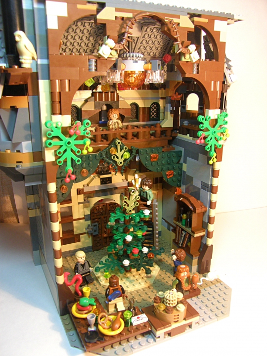 LEGO MOC - Новогодний Кубик 2014 - Старый исландский новогодний дом: Внутри идет подготовка к новому году.