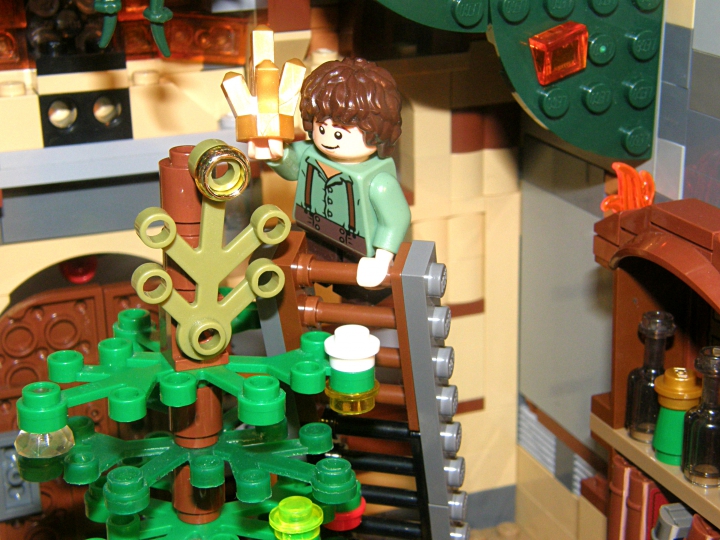 LEGO MOC - Новогодний Кубик 2014 - Старый исландский новогодний дом: Фродо устанавливает на елку звездочку (на самом деле драгоценный камень, который он стырил, пока был в Мории).