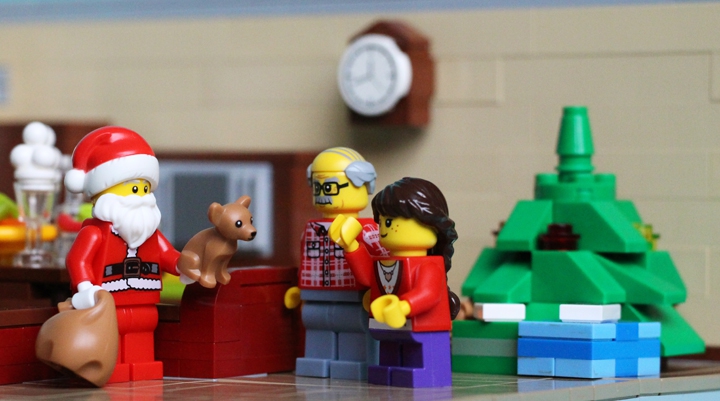 LEGO MOC - Новогодний Кубик 2014 - Новогоднее чудо: Так вот, вернемся в квартиру 67. Алёна целый день помогала дедушке готовить еду к празднику и наряжать ёлку. По традиции, дедушка положил под елку корзину с мандаринами. Так же Алёна заблаговременно приготовила для дедушки подарок – сделала своими руками.  И вот уже через несколько минут наступит Новый Год, но вдруг раздается стук в дверь. Алёна побежала к двери, что бы посмотреть, кто пришел, в душе она верила, что это Дед Мороз, и не ошиблась. У Деда Мороза в этом году было много заказов, и он решил пораньше начать разносить подарки тем, кто их заслуживает. Дед Мороз подарил Алёне маленького щенка, о котором она так мечтала. Она тут же назвала своего щенка именем Фокси, которое давно придумала, радости маленькой девочки не было предела.