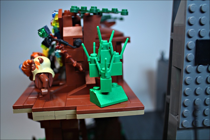 LEGO MOC - Новогодний Кубик 2014 - Встреча Нового года в далекой-далекой галактике...: Новогодняя елка стоит, ожидая своего часа! Скоро она украсится умелыми лапами эвоков!