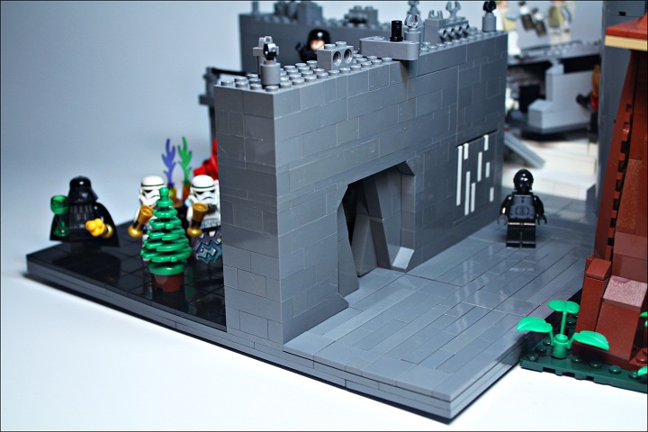 LEGO MOC - Новогодний Кубик 2014 - Встреча Нового года в далекой-далекой галактике...: На Звезде Смерти сплошная суматоха... Дройды рыщут в разные стороны по коридорам...