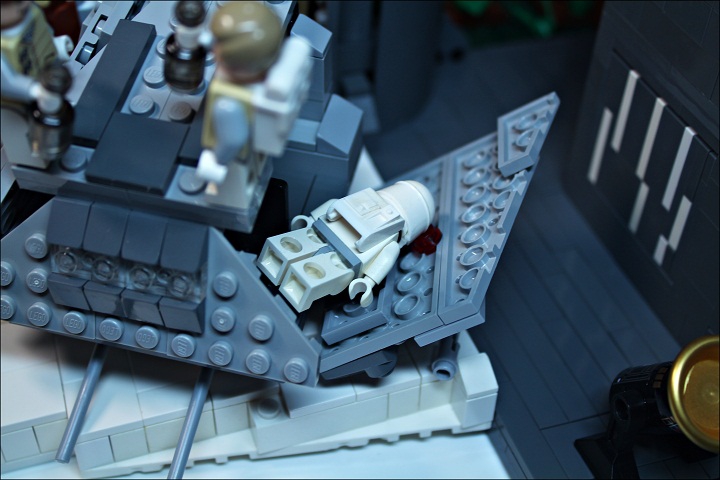 LEGO MOC - Новогодний Кубик 2014 - Встреча Нового года в далекой-далекой галактике...: Один из мертвых сноутруперов вывалился из сломанной кабины...