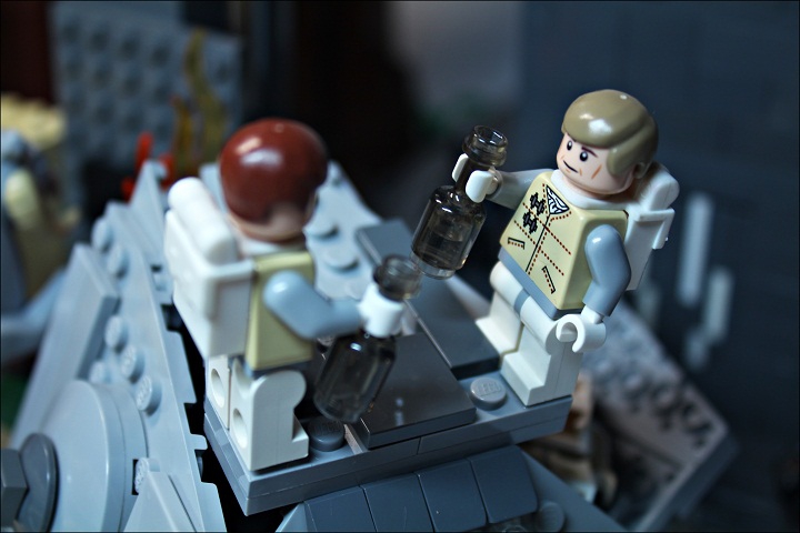 LEGO MOC - Новогодний Кубик 2014 - Встреча Нового года в далекой-далекой галактике...: А вот и друзья из Альянса!