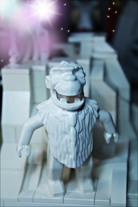 LEGO MOC - Новогодний Кубик 2014 - Встреча Нового года в далекой-далекой галактике...: Хо-хо! Это ж Вампа! И он тоже доволен праздником! 