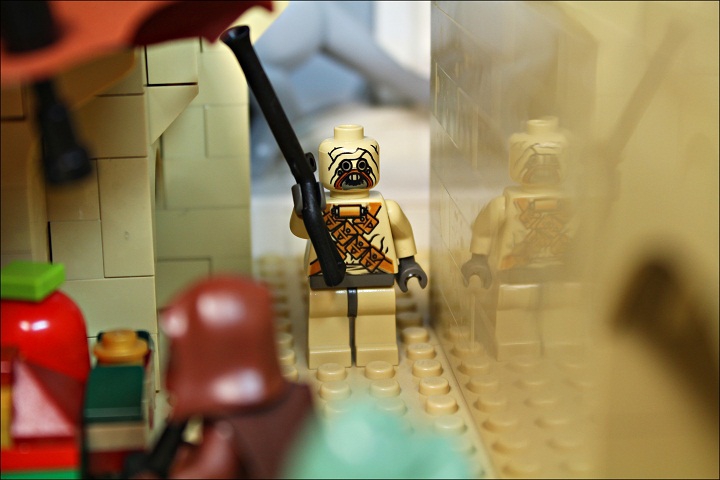 LEGO MOC - Новогодний Кубик 2014 - Встреча Нового года в далекой-далекой галактике...: Песчаный разбойник таскен решил забежать в Мос-Эйсли, но вовсе не со злым умыслом - он решил пострелять в воздух, чтобы усилить атмосферу праздника. 