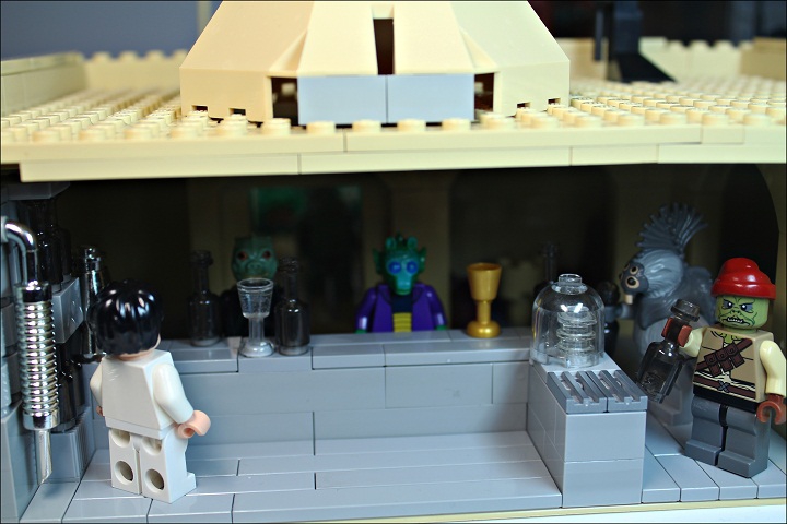 LEGO MOC - Новогодний Кубик 2014 - Встреча Нового года в далекой-далекой галактике...: В баре царит праздничная обстановка! Все пьют, веселятся, поздравляют друг с другом!