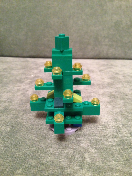 LEGO MOC - Новогодний Кубик 2014 - Прекрасный Новогодний Домик): Ель,снятая близким планом, а под ней,конечно,подарки).