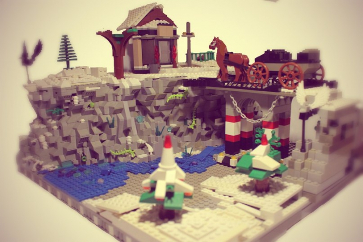 LEGO MOC - Новогодний Кубик 2014 - Новогодняя история!): Вид сбоку!)На фотографии мы видим две симпатичные ёлочки (самодельные),И одну леговскую!)