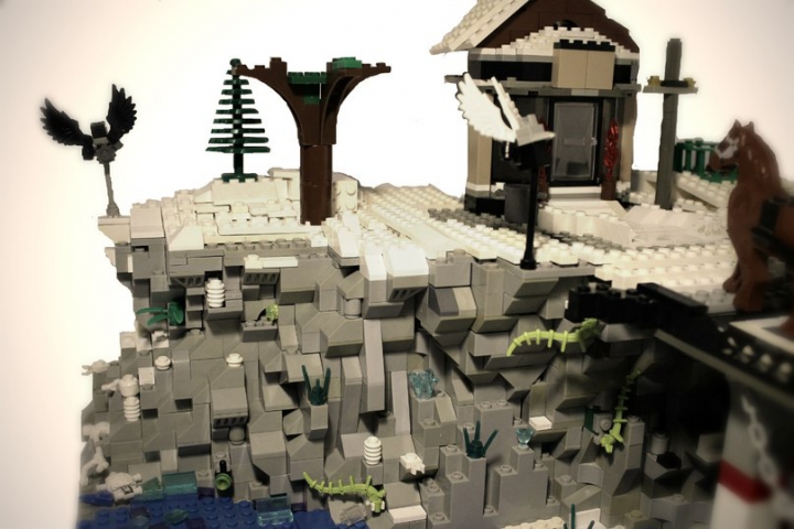 LEGO MOC - Новогодний Кубик 2014 - Новогодняя история!): И ещё вид сбоку!Тут мы видим панораму гор!На горах различная растительность и кристалы!