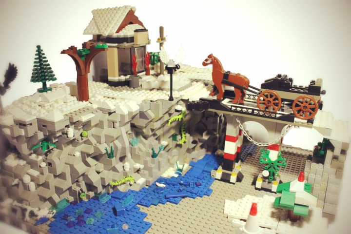 LEGO MOC - Новогодний Кубик 2014 - Новогодняя история!): На фотографии виден не большой мостик с узорами (обросший мхом)