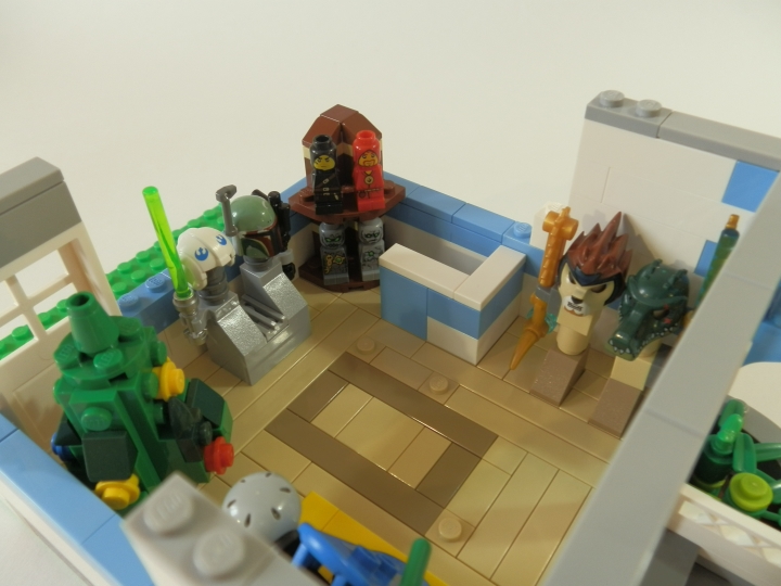 LEGO MOC - Новогодний Кубик 2014 - Магазин игрушек.: Когда посетителей нет, можно повнимательней рассмотреть ассортимент.