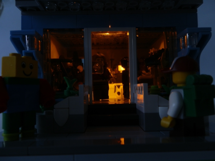 LEGO MOC - Новогодний Кубик 2014 - Магазин игрушек.: Кода на улице темнеет, в магазине загорается приятный свет.