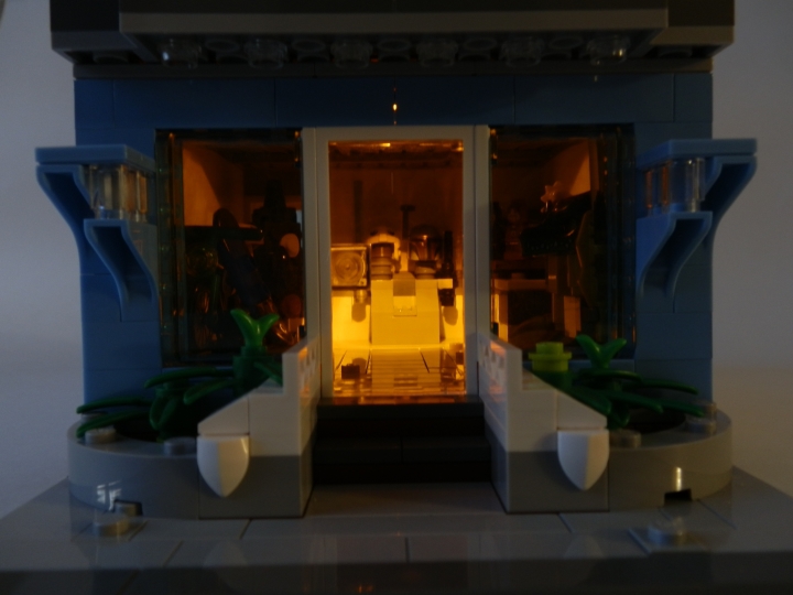 LEGO MOC - Новогодний Кубик 2014 - Магазин игрушек.: Который горит всю ночь.