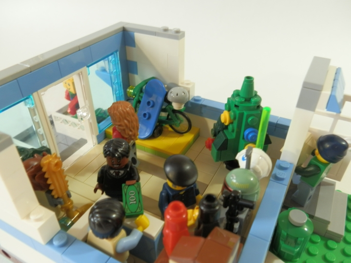 LEGO MOC - Новогодний Кубик 2014 - Магазин игрушек.: Ну да, даже спортинвентарь есть. Даже шлем, чтоб всё безопасненько.