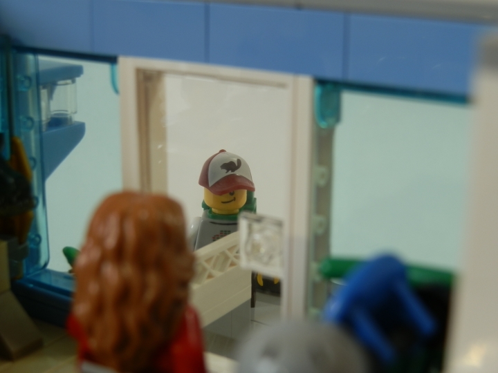 LEGO MOC - Новогодний Кубик 2014 - Магазин игрушек.: Вот тот самый мальчишка. Замечтался, видимо.