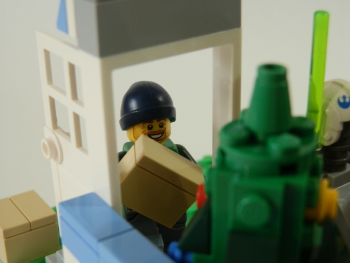 LEGO MOC - Новогодний Кубик 2014 - Магазин игрушек.: Снова грузчик. Забыл одну коробку снаружи.