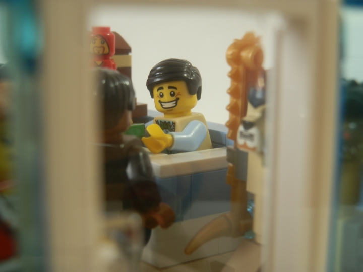 LEGO MOC - Новогодний Кубик 2014 - Магазин игрушек.: Рассмотрим получше продавца. В этом месяце у него накапает не хилая такая премия.