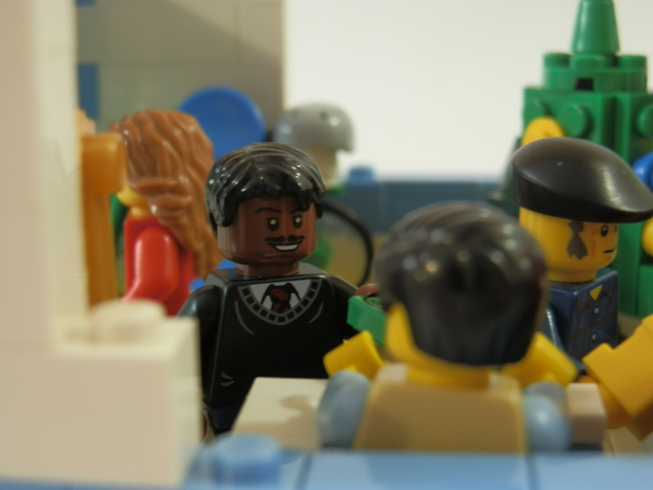 LEGO MOC - Новогодний Кубик 2014 - Магазин игрушек.: Солидный такой дядя совершил, видимо, крайне крупную покупку. Может, велосипед?