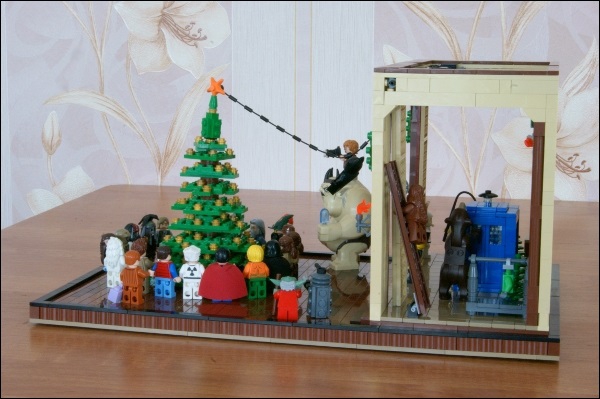 LEGO MOC - Новогодний Кубик 2014 - Новогоднее веселье!: Сцену я старался оформить как можно более правдоподобно. Присутствует и освещение, и занавес, и немного реквизита. Пожалуй, не хватает только кулис, но они бы съели всё пространство. Кстати, размер работы 32х48 штырьков, не считая рамки.